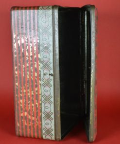 Groot blik met rode rozen