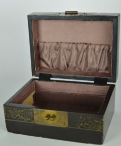 Lakdoos voor sieraden met speksteen decoratie