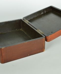 Lakdoos met vlinders en lotusbloem