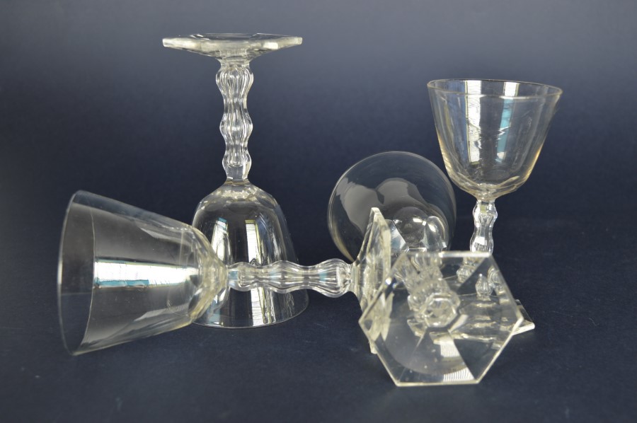 Antieke glazen op balustervormige steel en zeskantige voet - kristal set van vier -
