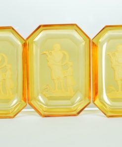 Zoutbakjes van amberkleurig intaglio glas