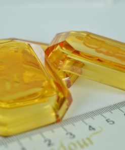 Zoutbakjes van amberkleurig intaglio glas