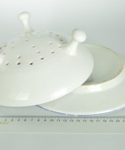 Fruittest wit aardewerk met blauwe bloem