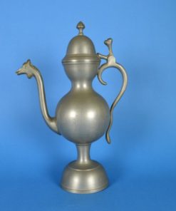 Schenkkan van tin met dierenkopje