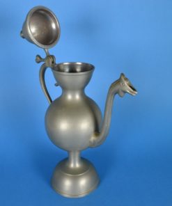 Schenkkan van tin met dierenkopje
