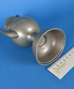 Schenkkan van tin met dierenkopje