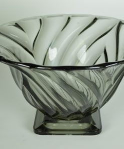 Grijs glazen schaal op vierkante voet