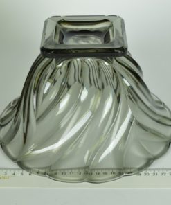 Grijs glazen schaal op vierkante voet