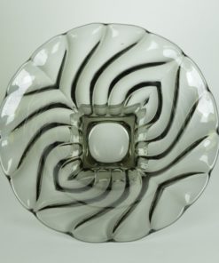 Grijs glazen schaal op vierkante voet