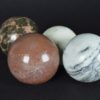 Mineralen bollen van marmer en jaspis