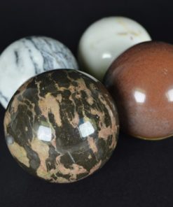 Mineralen bollen van marmer en jaspis