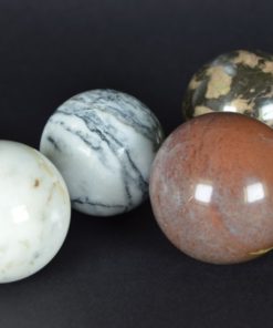 Mineralen bollen van marmer en jaspis