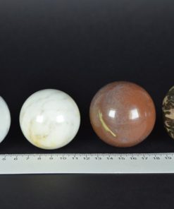 Mineralen bollen van marmer en jaspis