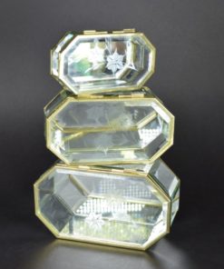 Drie doosjes van kristal met bloemen