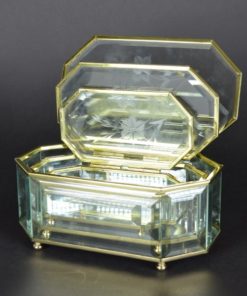 Drie doosjes van kristal met bloemen
