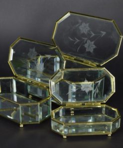 Drie doosjes van kristal met bloemen