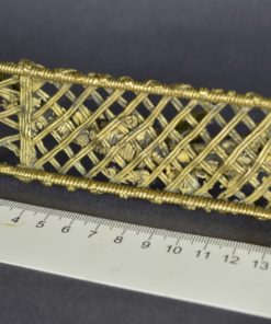 Lezende vrouw op ligbed