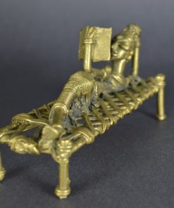 Lezende vrouw op ligbed