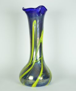 Vaas blauw glas met gele kabels