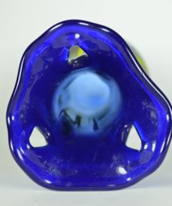 Vaas blauw glas met gele kabels