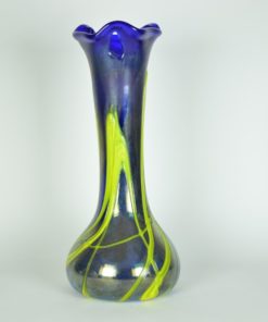 Vaas blauw glas met gele kabels