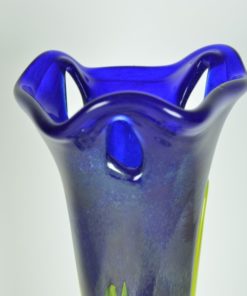 Vaas blauw glas met gele kabels