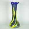 Vaas blauw glas met gele kabels