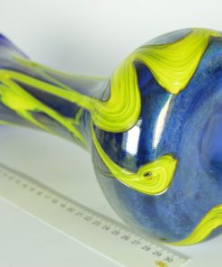 Vaas blauw glas met gele kabels