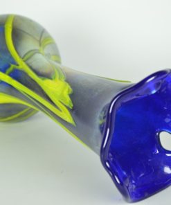 Vaas blauw glas met gele kabels