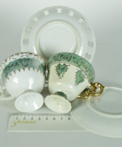 Kop en schotel porselein wit en groen met hartjes