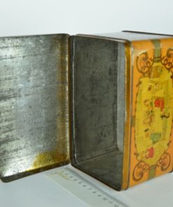 Blik met tekeningen naar Rie Cramer