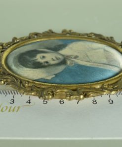 Portret op zijde van een meisje - in lijst van koper