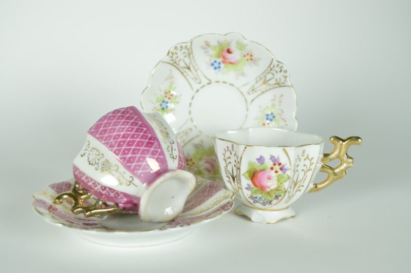 Antiek Porseleinen Kop en Schotel - Roze met Gouden Details