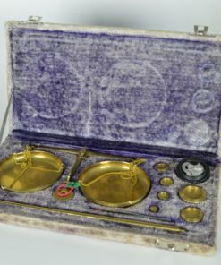 Goudweegschaal met gewichten in cassette - koper