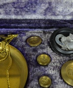 Goudweegschaal met gewichten in cassette - koper