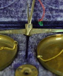 Goudweegschaal met gewichten in cassette - koper