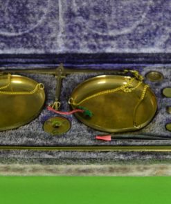 Goudweegschaal met gewichten in cassette - koper