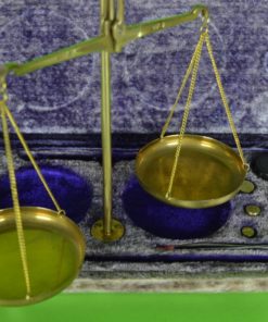 Goudweegschaal met gewichten in cassette - koper