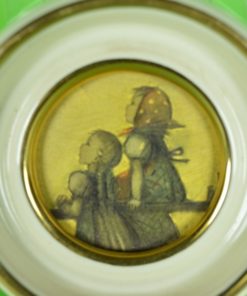 Zingende meisjes - schilderijtje in ronde lijst van porselein
