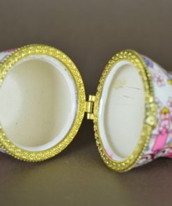 Matroesjka met roze bloemen - doosje van porselein