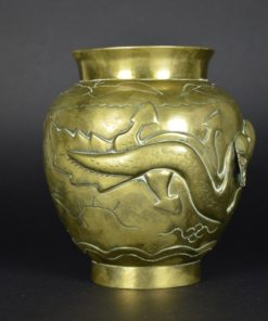 Vaas met vliegende draken van koper