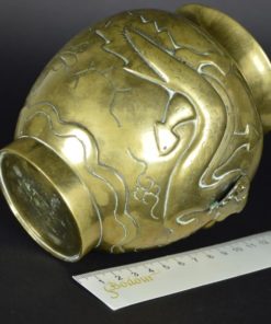 Vaas met vliegende draken van koper