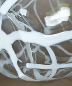 Vaas kleurloos glas met witte kabels