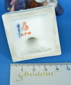 Figuur van een man met guirlande van bloemen KPM Porselein