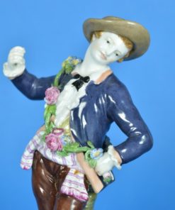 Figuur van een man met guirlande van bloemen KPM Porselein