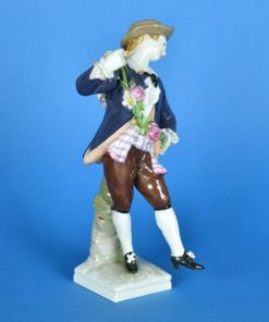 Figuur van een man met guirlande van bloemen KPM Porselein