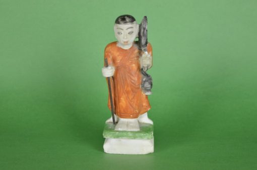 Boeddhistische monnik met wandelstok - marmer