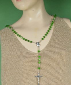 Rozenkrans van geslepen groen glas