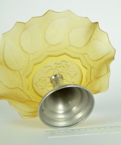 Amberkleurige schaal met floraal decor op zilverkleurige voet - Glas