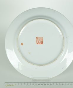 Japans sierbord met bloemen en rotsformatie -keramiek